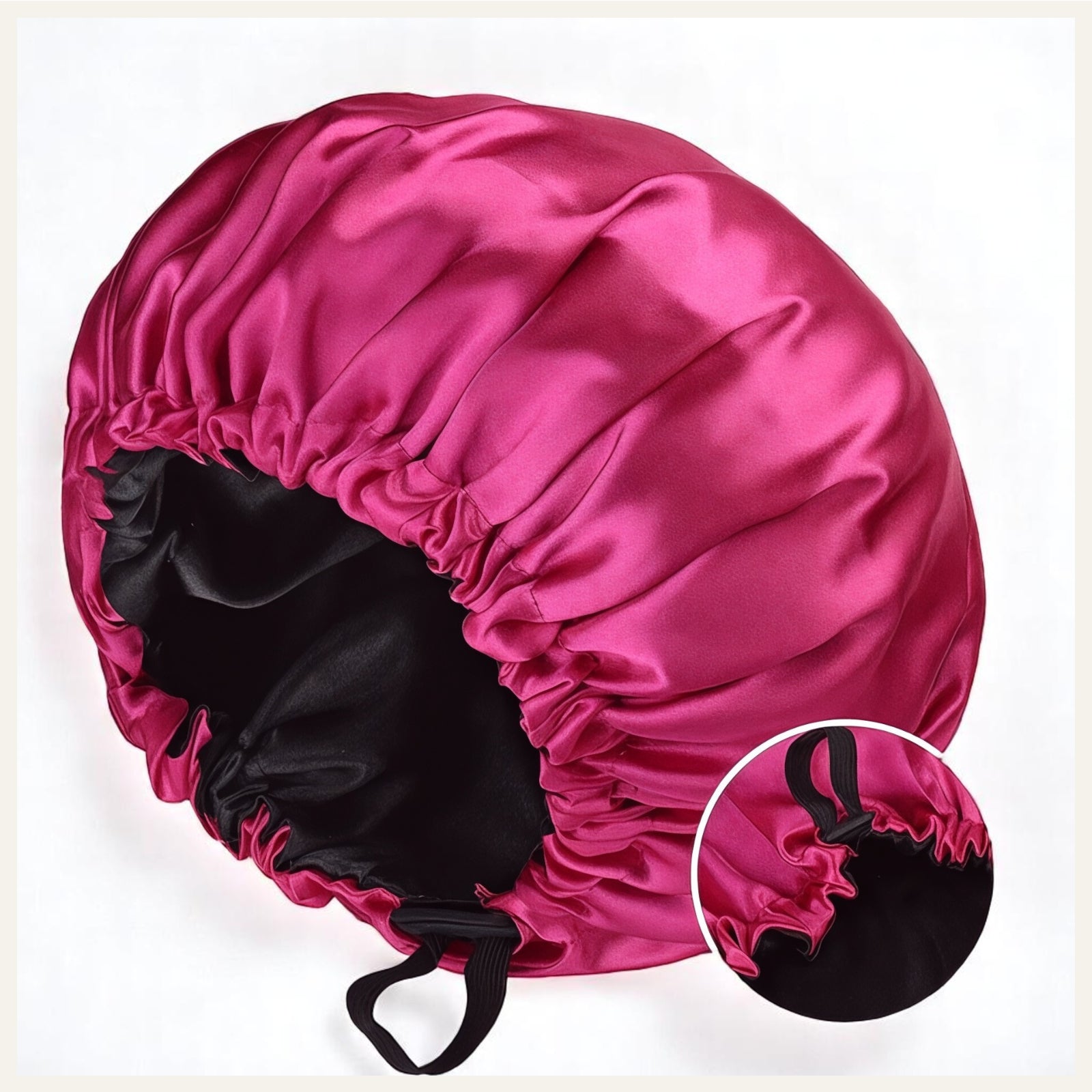 Une charlotte de nuit en satin rose vif avec intérieur noir, présentée sur un fond blanc