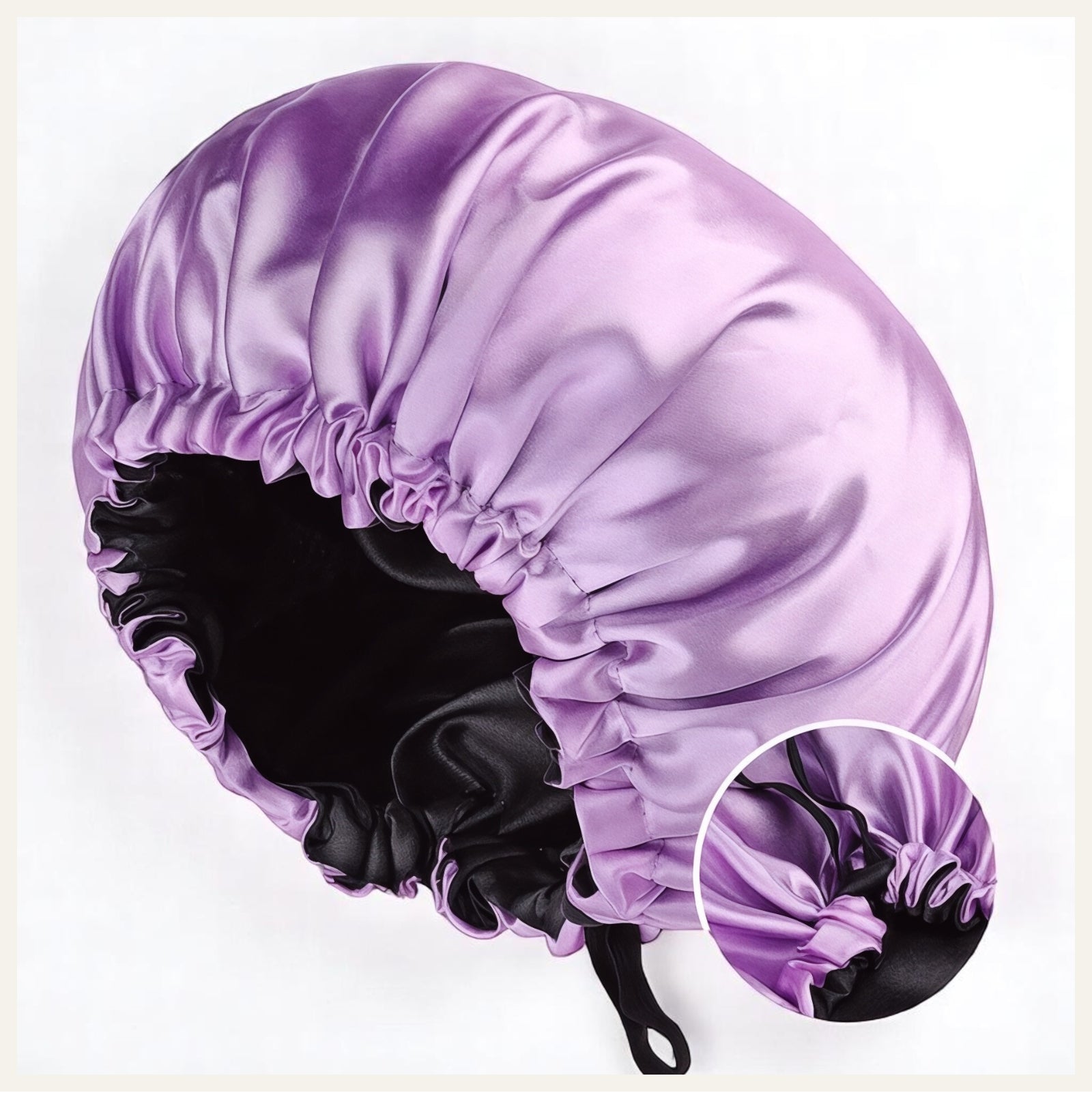 Une charlotte de nuit en satin violet brillant avec intérieur noir, présentée sur un fond blanc