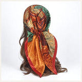 Foulard carré en satin aux motifs colorés orange, vert et rouge