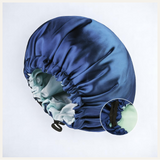 Une charlotte de nuit en satin bleu brillant avec intérieur vert pâle, présentée sur un fond blanc