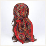 Foulard carré en satin aux motifs colorés rouges et dorés