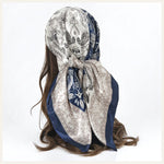 Foulard carré en satin aux motifs élégants bleu marine et blanc