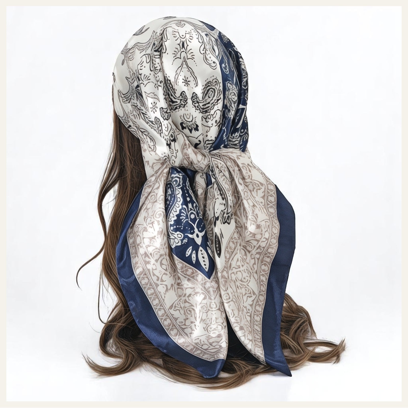 Foulard carré en satin aux motifs élégants bleu marine et blanc