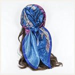 Un élégant bandana en satin aux tons bleus et violets