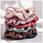 Lot de 6 chouchous en satin aux couleurs variées : noir, marron, gris, rouge, rose et beige.