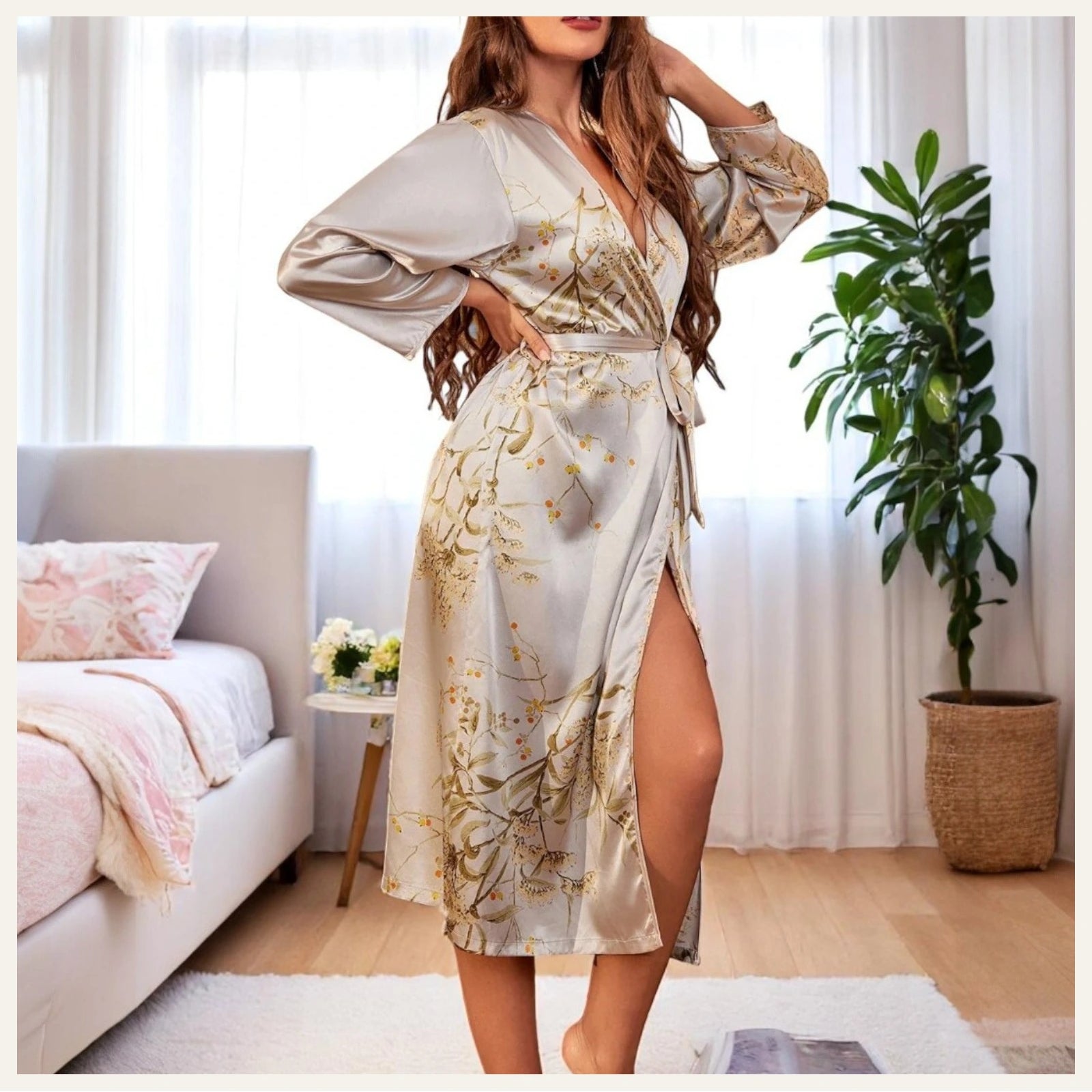 Une femme debout dans une chambre lumineuse portant un kimono satin gris à motifs dorés, élégamment ceinturé à la taille